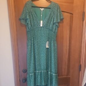 Chic Green Midi Dress with Floral Pattern and Flattering Silhouette